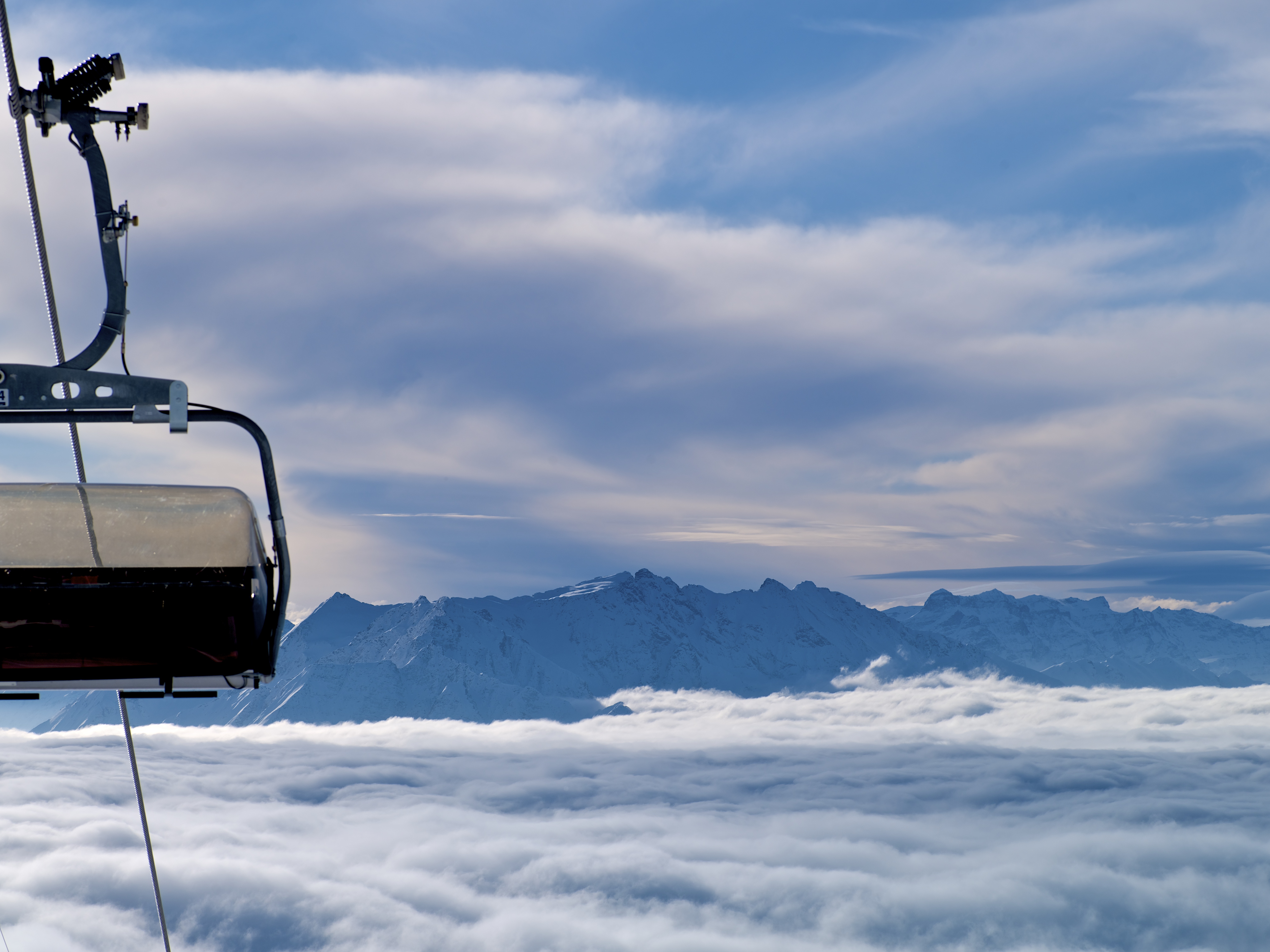 Sessel über Nebelmeer, © Weisse Arena Bergbahnen AG, Gaudenz Danuser